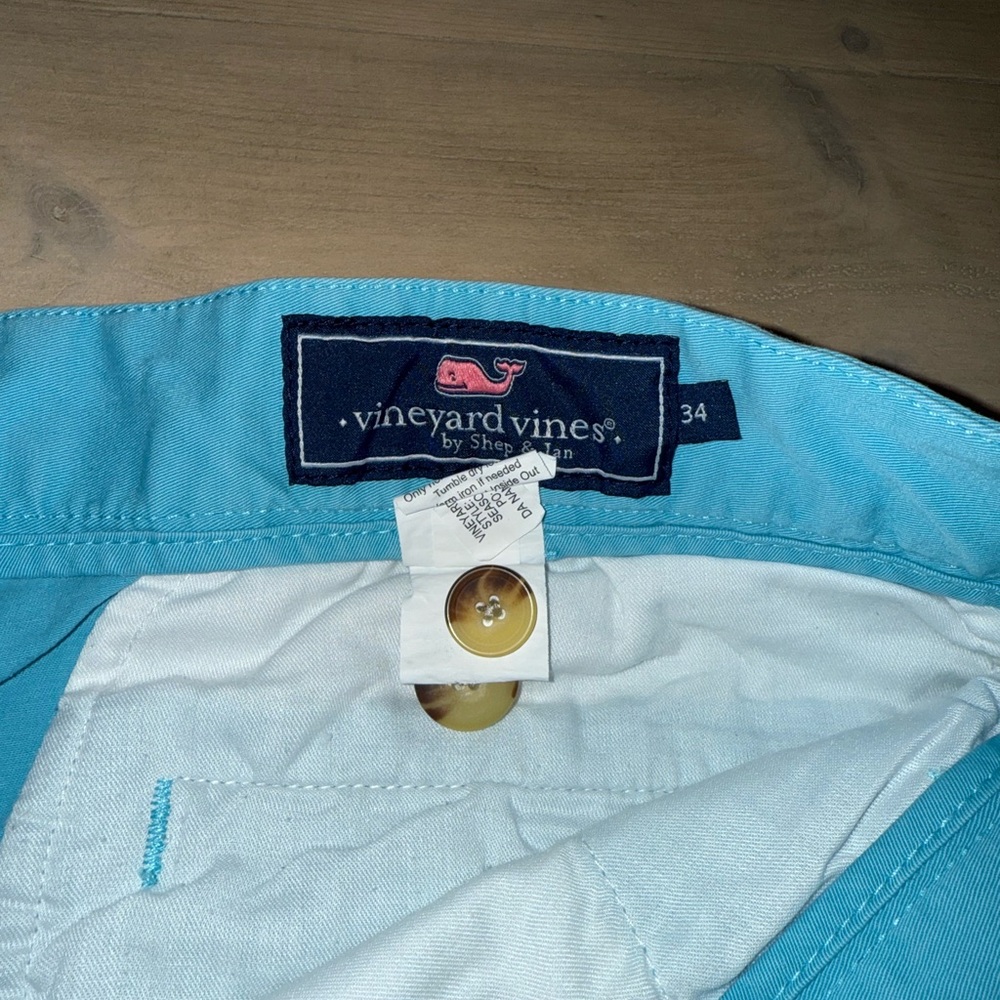 Vineyard Vines Men’s shorts size 34. Like new. Hawaiian themed embroidery - Picture 5 of 6
